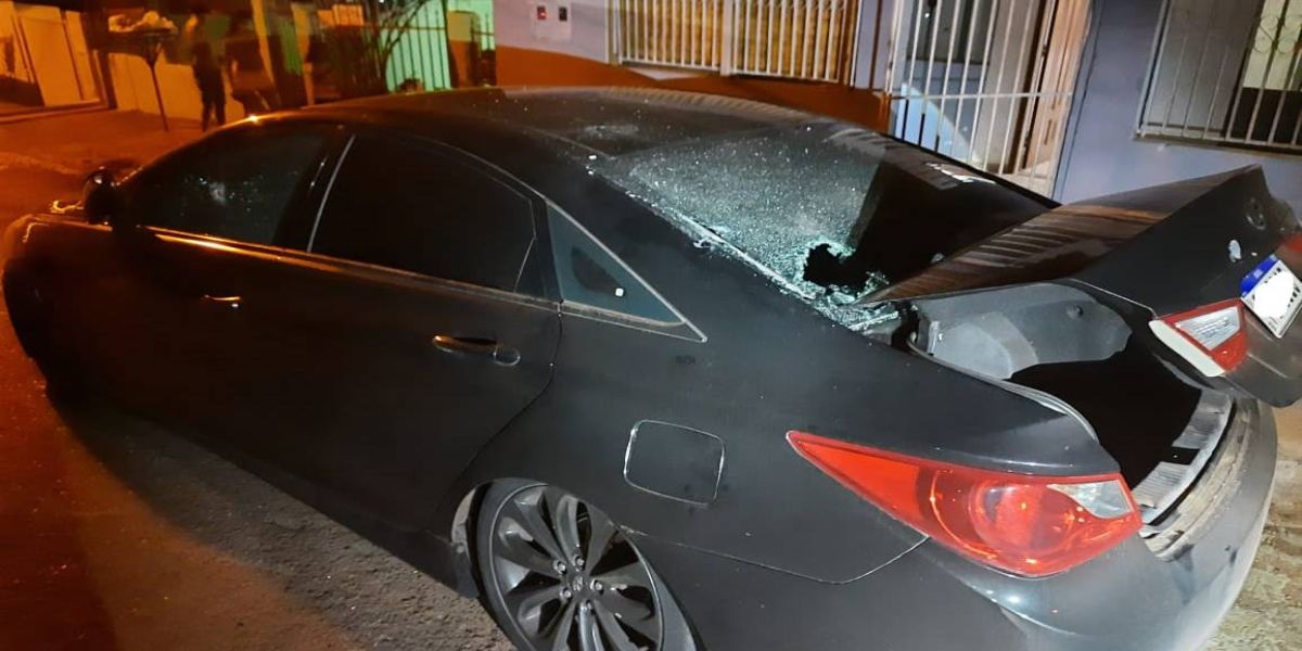 Jovem de 26 anos tem seu carro é alvejado por vários disparos de arma de fogo no Jardim Bela Vista