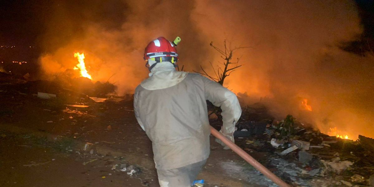 Incêndio de grandes proporções é registrado no bairro Esmeralda em Cascavel
