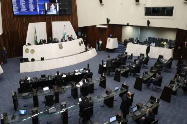 Foto relacionada a notícia: Assembleia aprova regulamentação da dose complementar da vacina contra a Covid-19 no Paraná
