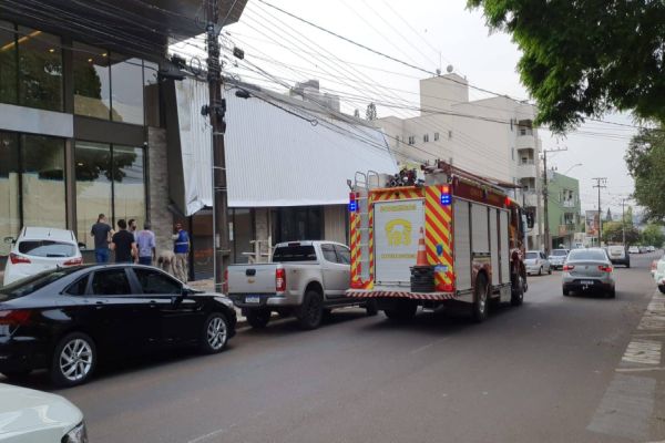Trabalhadores ficaram feridos após telhado ceder no Centro de Cascavel