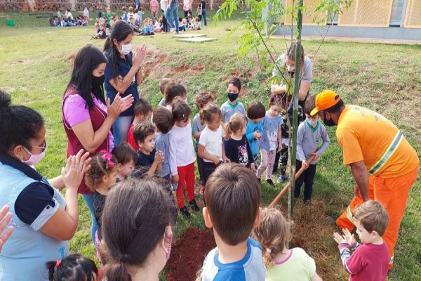 Semana da Árvore: Crianças do Cmei Sueli Cozer participam do plantio e conhecem mais sobre educação