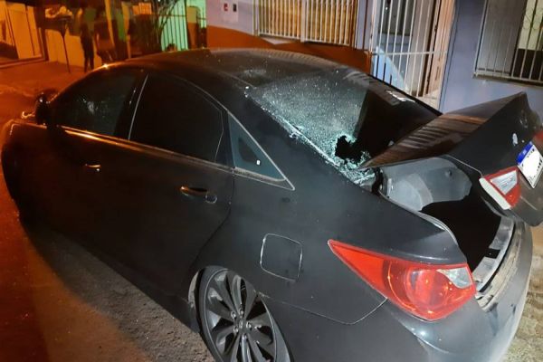 Jovem de 26 anos tem seu carro é alvejado por vários disparos de arma de fogo no Jardim Bela Vista