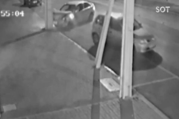 Imagem referente a notícia: Internauta procura condutor de Astra que bateu em Corsa estacionado na Avenida Brasil