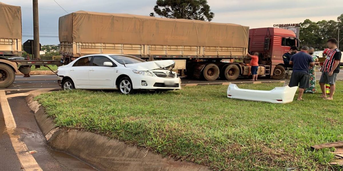 Corolla é atingindo por ônibus, roda e bate em caminhão no Trevo da Portal em Cascavel