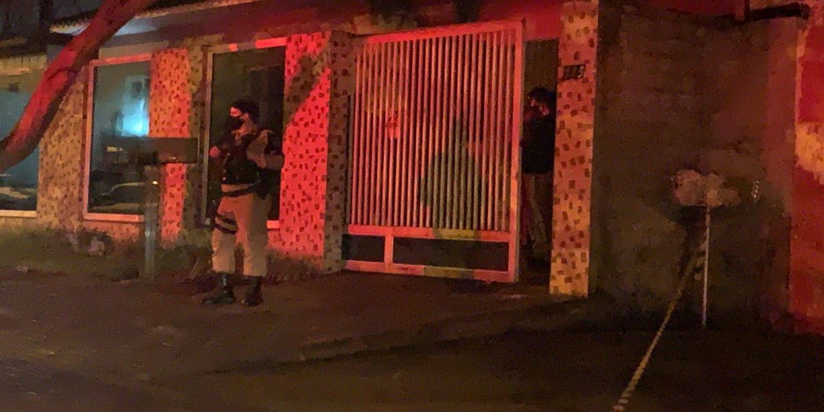 Homem morre carbonizado durante incêndio em residência no Bairro Santos Dumont em Cascavel
