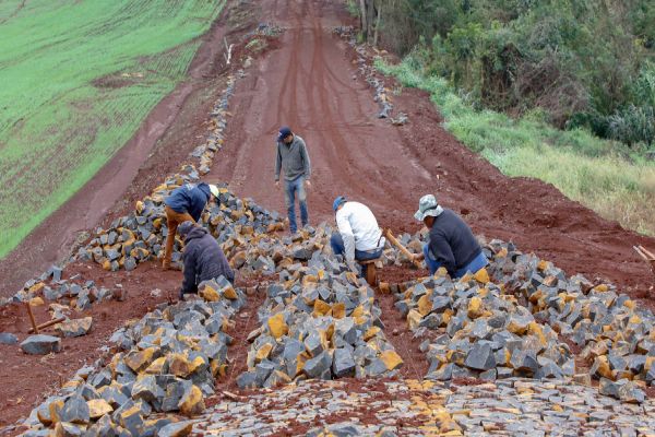 Governador confirma pavimentação de mais 54 km de estradas rurais em 14 municípios