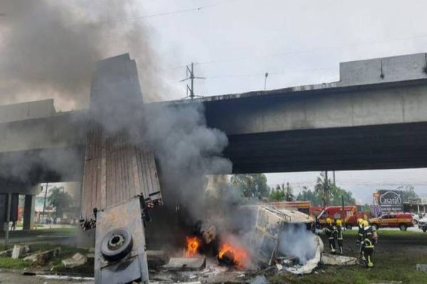 Caminhão cai de viaduto na BR-101 e pega fogo na Grande Florianópolis: Video