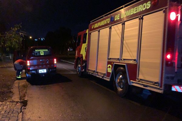 Imagem referente a notícia: Fogo em entulhos mobiliza equipes do Corpo de Bombeiros no Jardim Brasília
