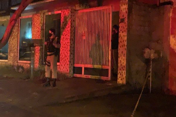 Imagem referente a notícia: Homem morre carbonizado durante incêndio em residência no Bairro Santos Dumont em Cascavel