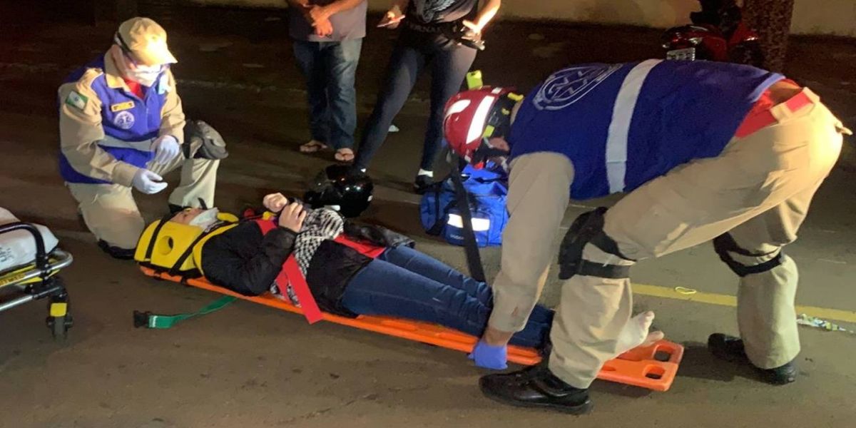 Mulher fica ferida após colidir em carro estacionado no Bairro São Cristóvão