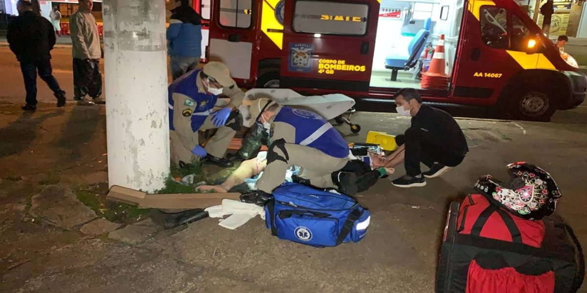 Motociclista sofre fratura exposta em fêmur após grave colisão na Rua Jacarezinho em Cascavel
