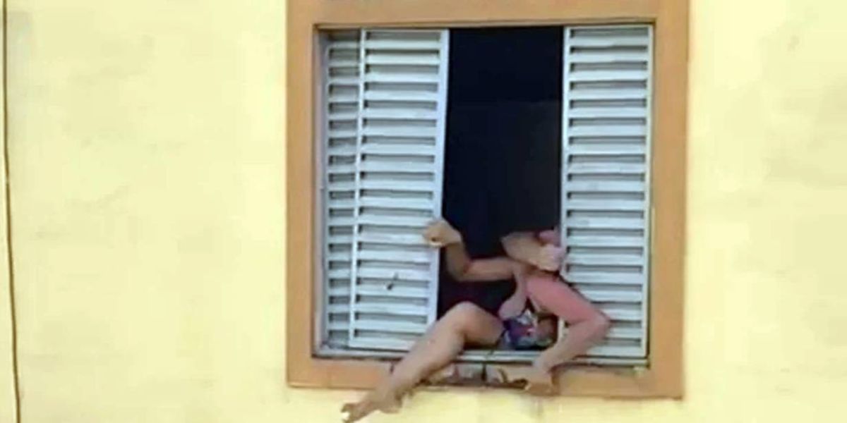 Grávida tenta pular de janela para fugir de agressão do marido; Vídeo