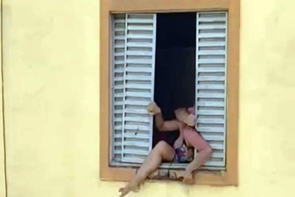 Imagem referente a notícia: Grávida tenta pular de janela para fugir de agressão do marido; Vídeo