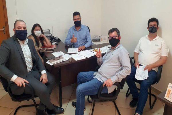 Edson Souza conversa com líderes sindicais sobre direitos dos trabalhadores em implantação