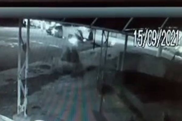 Imagem referente a notícia: Câmera de segurança registra forte colisão entre Strada e Motocicleta no Bairro São Cristóvão