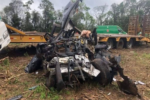Duas pessoas morrem em batida entre caminhão e caminhonete, em Prudentópolis