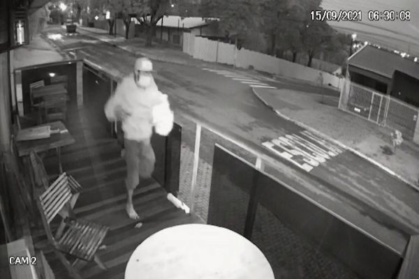 Imagem referente a notícia: Câmera de segurança registra furto em comercio no Bairro Santa Felicidade