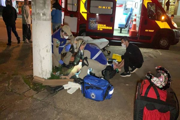 Imagem referente a notícia: Motociclista sofre fratura exposta em fêmur após grave colisão na Rua Jacarezinho em Cascavel