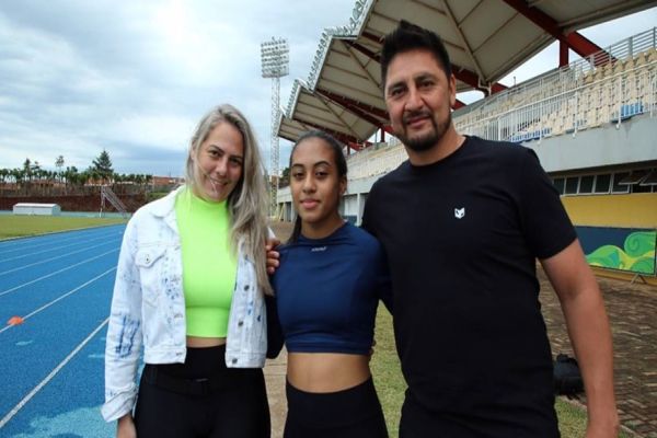Imagem referente a notícia: Atletismo: Cascavelense Nataly Ávalos de 15 anos conquista bolsa junto ao governo do Estado
