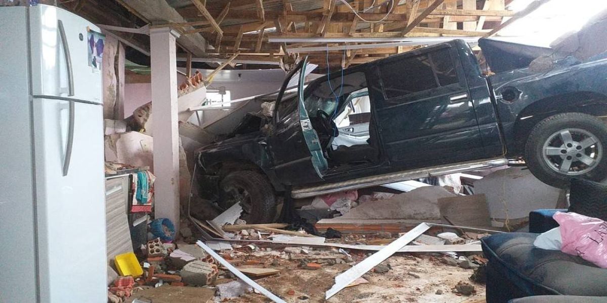 Caminhonete derruba muro e invade sala de residência no Paraná