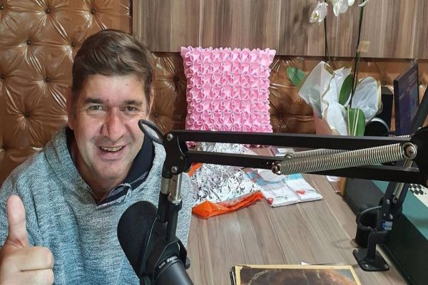 Radialista é morto e familiares são baleados durante tentativa de assalto, em Ubiratã