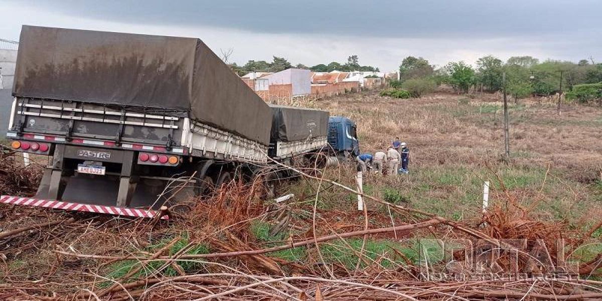 Motorista sofre mal súbito e bate carreta contra dois postes em Toledo