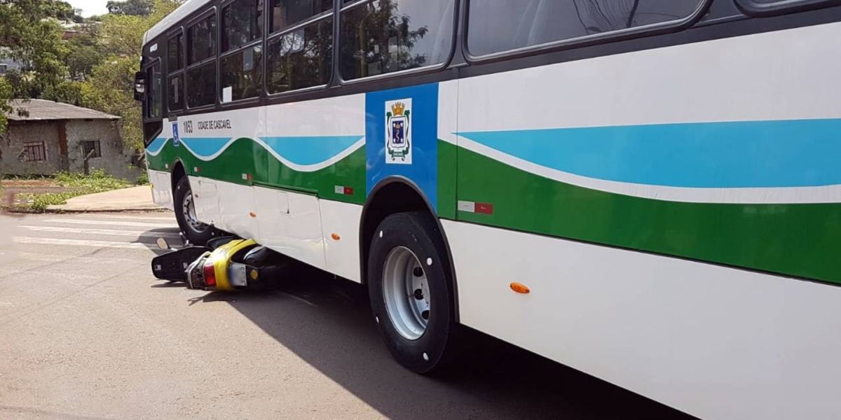 Moto para debaixo de ônibus após colisão de trânsito no Jardim São Francisco