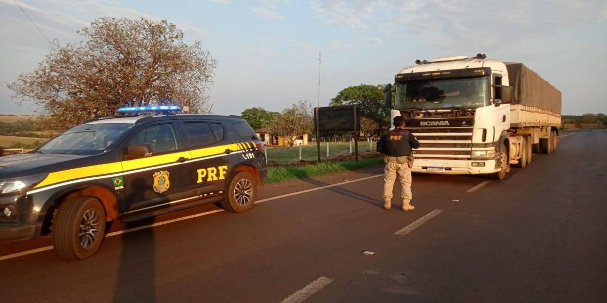 Polícia Rodoviária Federal apreende 350 mil maços de cigarros contrabandeados em carreta paraguaia