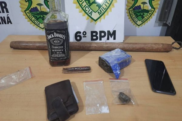 Jovens são detidos com maconha e cocaína após furarem semáforo no Centro de Cascavel