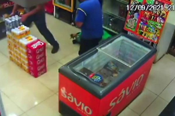 Imagem referente a notícia: Homem morre após atirar acidentalmente contra si próprio durante assalto no Paraná, diz PM