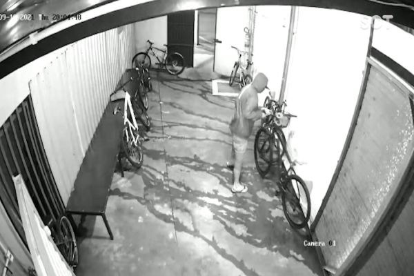 Imagem referente a notícia: Câmera de segurança registra furto de bicicleta em pátio de empresa no Pq. São Paulo