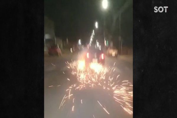 Imagem referente a notícia: Motocicleta é arrastada após acidente de trânsito no Jardim Veneza e Motorista é detido pela PM