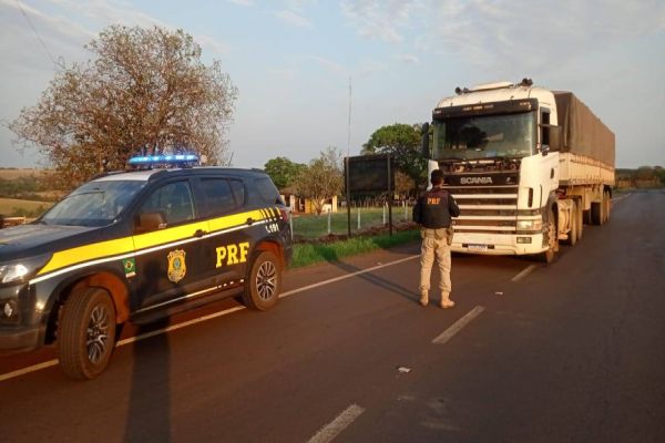 Polícia Rodoviária Federal apreende 350 mil maços de cigarros contrabandeados em carreta paraguaia