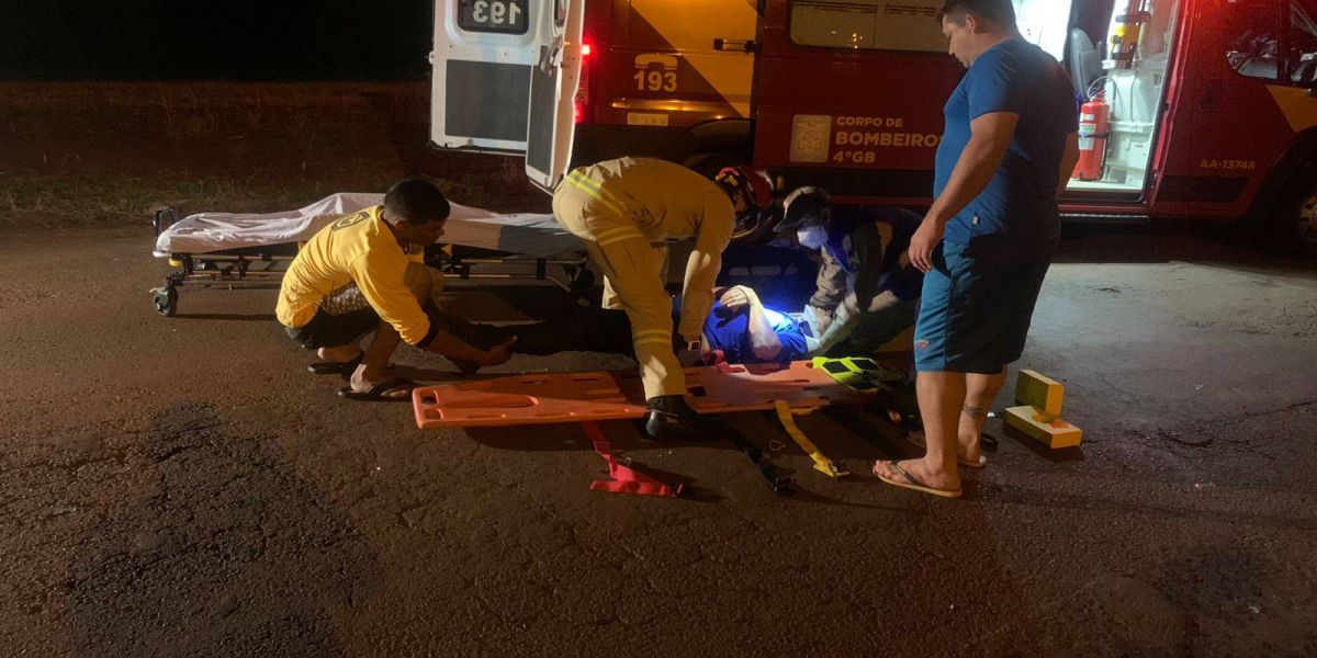 Motociclista fica ferido após atropelar mulher na Avenida Piquiri