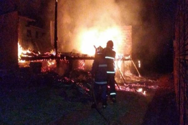Casa de madeira é destruída por incêndio em Cafelândia; veja o vídeo