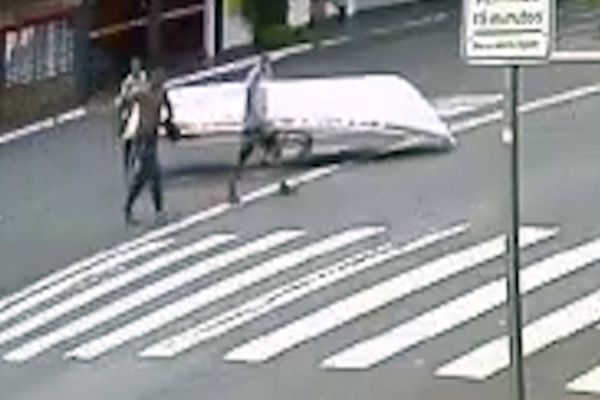 Imagem referente a notícia: Ladrões usam carrinho de supermercado para furtar barco em Maringá; vídeo