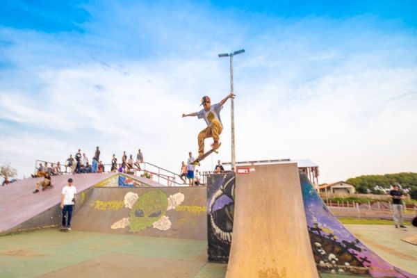 Imagem referente a notícia: Em Toledo, cascavelenses dão show no Campeonato Municipal de Skate Street