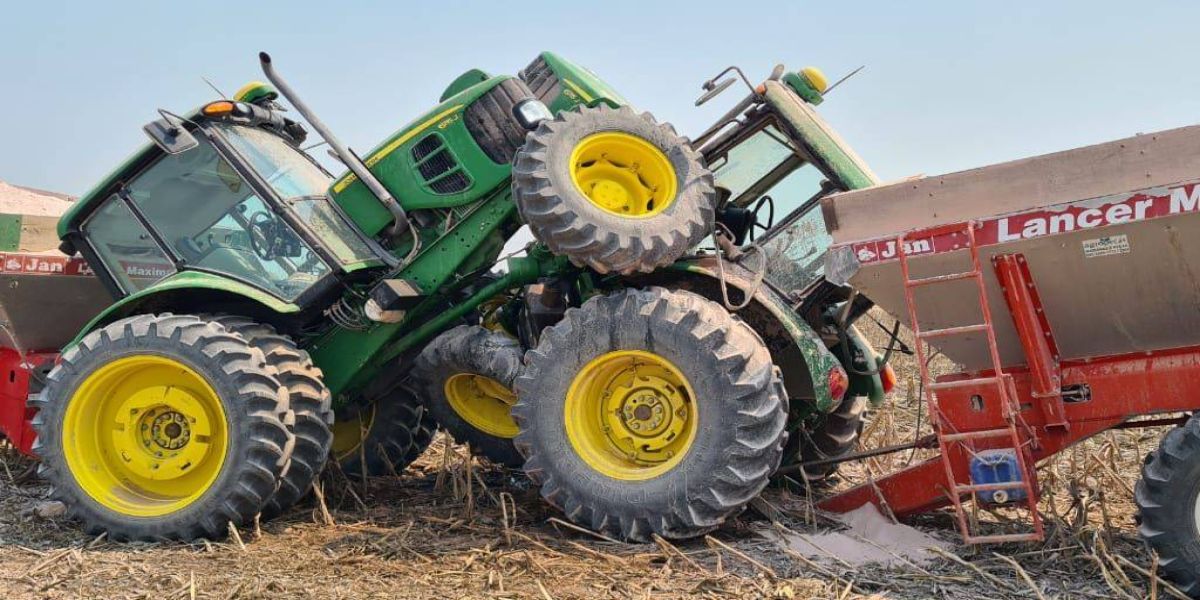 Tratores colidem durante aplicação de calcário no Paraná