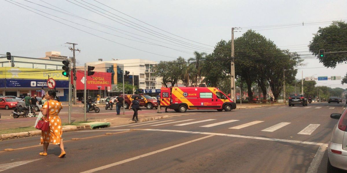Homem passa mal e sofre queda no meio da Rua Castro Alves no centro de Cascavel