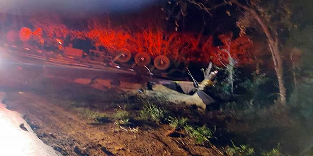Caminhão Bitrem tomba em estrada rural no acesso da PR-486, entre Jotaesse e Central Santa Cruz
