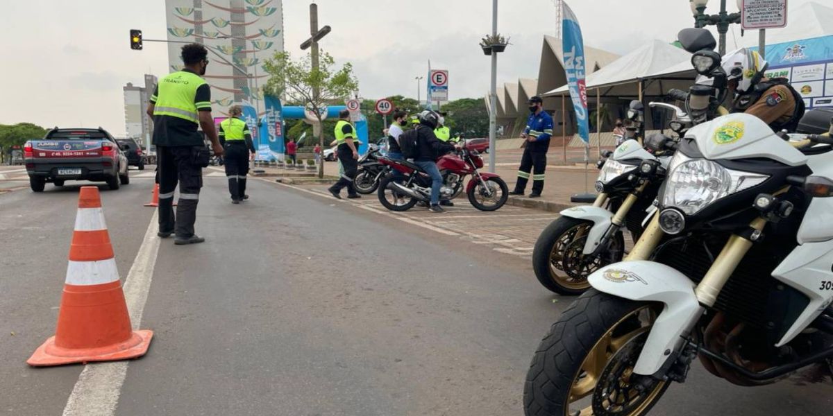 Semana Nacional de Trânsito segue com ações de "blitz" educativa no centro de Cascavel