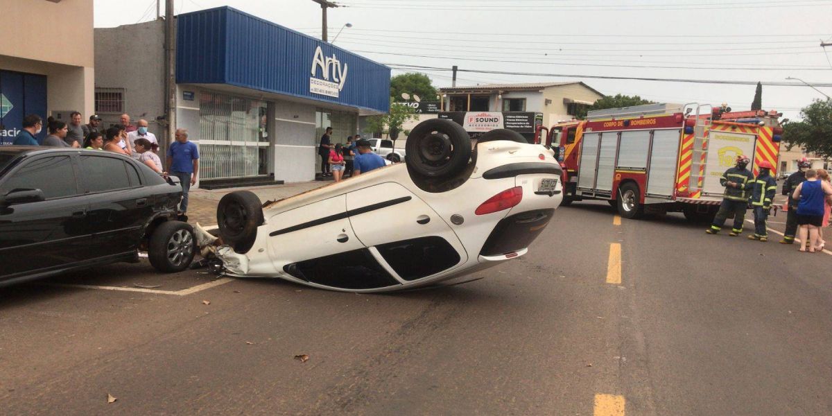 Peugeot 206 capota após colidir na traseira de Astra estacionado na Rua General Osório