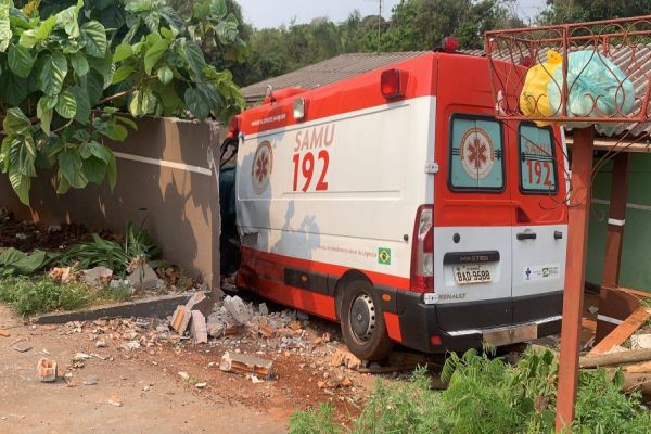 Imagem referente a notícia: Durante perseguição, ambulância do Samu se envolve em grave acidente e invade residência