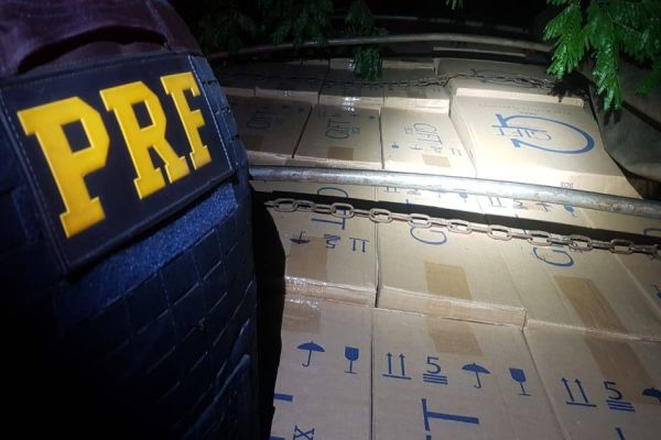 Imagem referente a notícia: PRF prende motorista paraguaio com carga de cigarros após 54 km de fuga