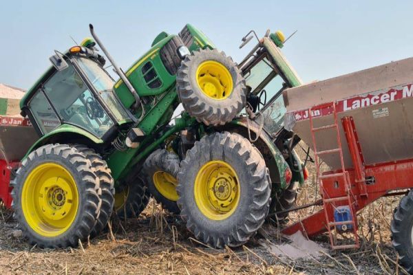 Tratores colidem durante aplicação de calcário no Paraná