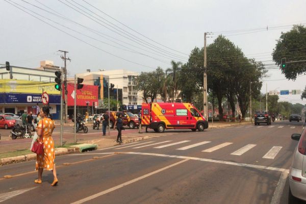 Homem passa mal e sofre queda no meio da Rua Castro Alves no centro de Cascavel
