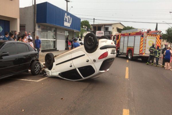 Imagem referente a notícia: Peugeot 206 capota após colidir na traseira de Astra estacionado na Rua General Osório