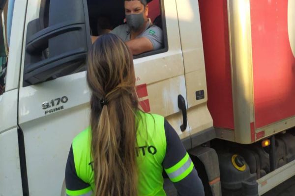 Semana Nacional de Trânsito: caminhoneiros e motoristas de ônibus também recebem orientação