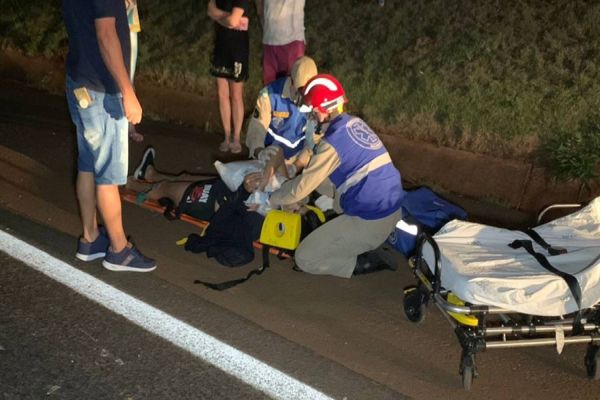 Imagem referente a notícia: Mulher e criança de 5 anos ficam feridos após queda de moto na PRc-467 em Cascavel