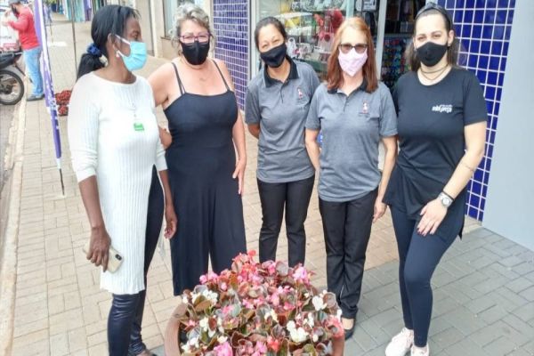 Ruas e avenidas de Cascavel são revitalizadas e ganham o colorido das flores